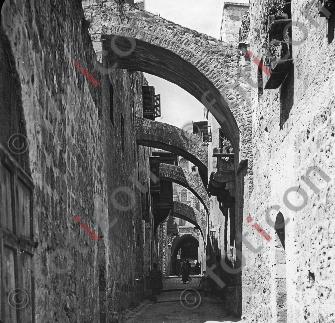 Die Via Dolorosa | The Via Dolorosa (foticon-simon-149a-039-sw.jpg)